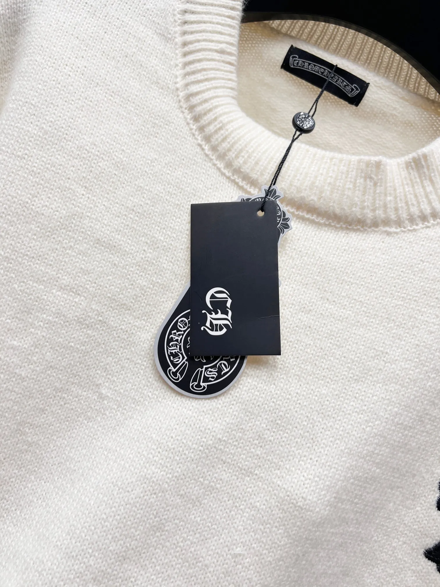 P240 High quality, model number: (Q063) Chrome Hearts CH Chrome Hearts patchwork cross hole knitted sweater pullover. The popular style is the same for men and women. It is matched with black and white. It looks great in real life. It looks good on the upper body. It looks good in daily wear. It is even more photogenic. It’s hard not to buy it. Buy it for me!!! Believe me, no one can refuse such a captain style Chrome Hearts jacket. The fit has been expanded based on the old version. The upper body is loose and stylish. Casual design with an expanded hem. Fat people are extremely slim. Thin people have a limited height. Ten thousand yuan ZP printing. 1:1 perfect restoration. Looks good when worn alone. Can be easily controlled by both men and women. If you care more about quality, you must also respect the price. It is completely different from the thin transparent bottoms on the market that pill when worn. If the style makes you shine at a glance, then quality is what you should pay more attention to. We focus on quality rather than price. Customers who have received my products all know it. ️️️ Sweaters on the market are generally made of bract core yarn. We use modal. The advantages over core-spun yarn are very intuitive: high cost, high price, high density, relatively expensive for developers, and let us make a lot less money. In addition, it is delicate, has no scum on the upper body, resists pilling, and is high-end. We are conscientious sellers and do not use core-spun yarn. Apart from being cheap, core-spun yarn is really useless. It shrinks, pills, hooks, and makes people pierced. He is proficient in everything. It is 2024. Who doesn’t want to look decent when they go out? Quality determines the upper body effect. No matter how bad the quality, the best style is still the temperament of the urban-rural fringe. We only do long-term business. Quality determines character. Take it back and wear it with confidence and wash it. The quality of the pattern will definitely make your eyes shine. We only make the right version of high quality. We make high-end hard goods. Reject junk goods and reject fast food. Conscientious quality and conscientious price. You deserve it!  Color: Black White Gray Red Size: S M L
